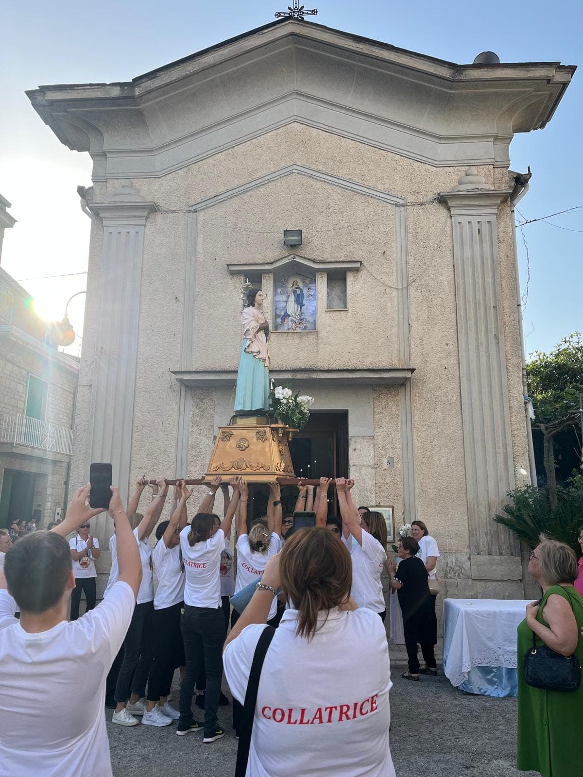 Processione della statua della Madonna davanti alla Chiesa dell'Immacolata Concezione