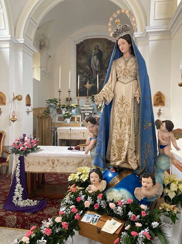 Statua della Madonna Immacolata Concezione addobbata con fiori