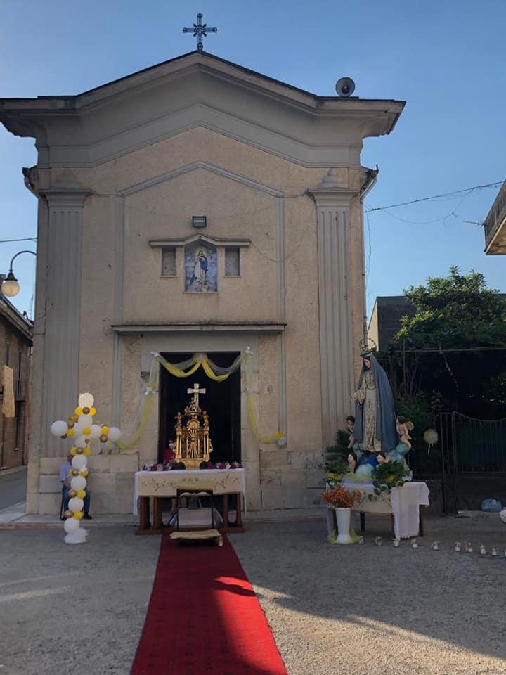 Facciata della Chiesa dell'Immacolata Concezione addobbata per la festa patronale