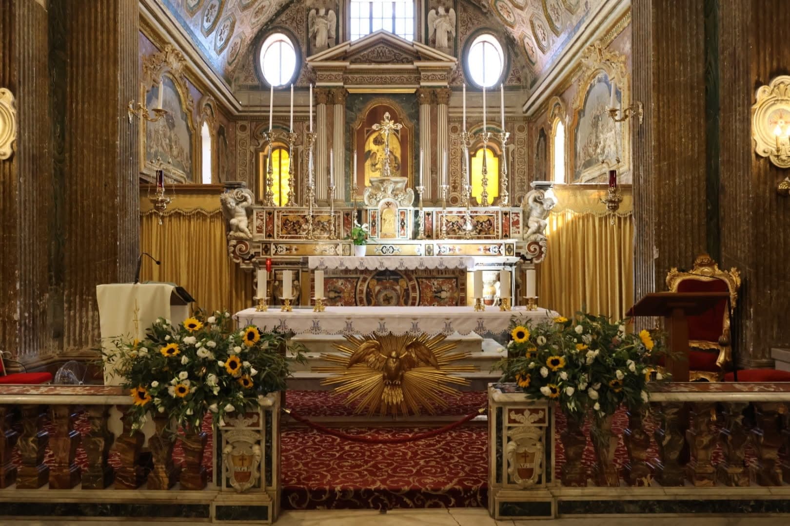 L'altare maggiore del 1704, opera degli scultori carraresi Pietro e Bartolomeo Ghetti