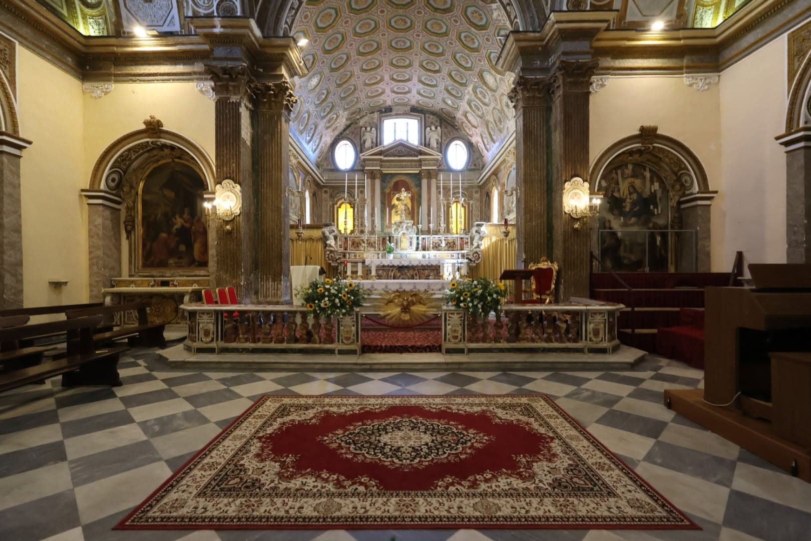 Il presbiterio con l'altare maggiore visto dal transetto