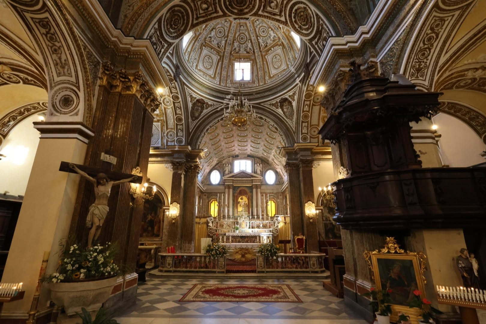 Il transetto verso l'altare maggiore, tra il Cristo in Croce e il pulpito ligneo