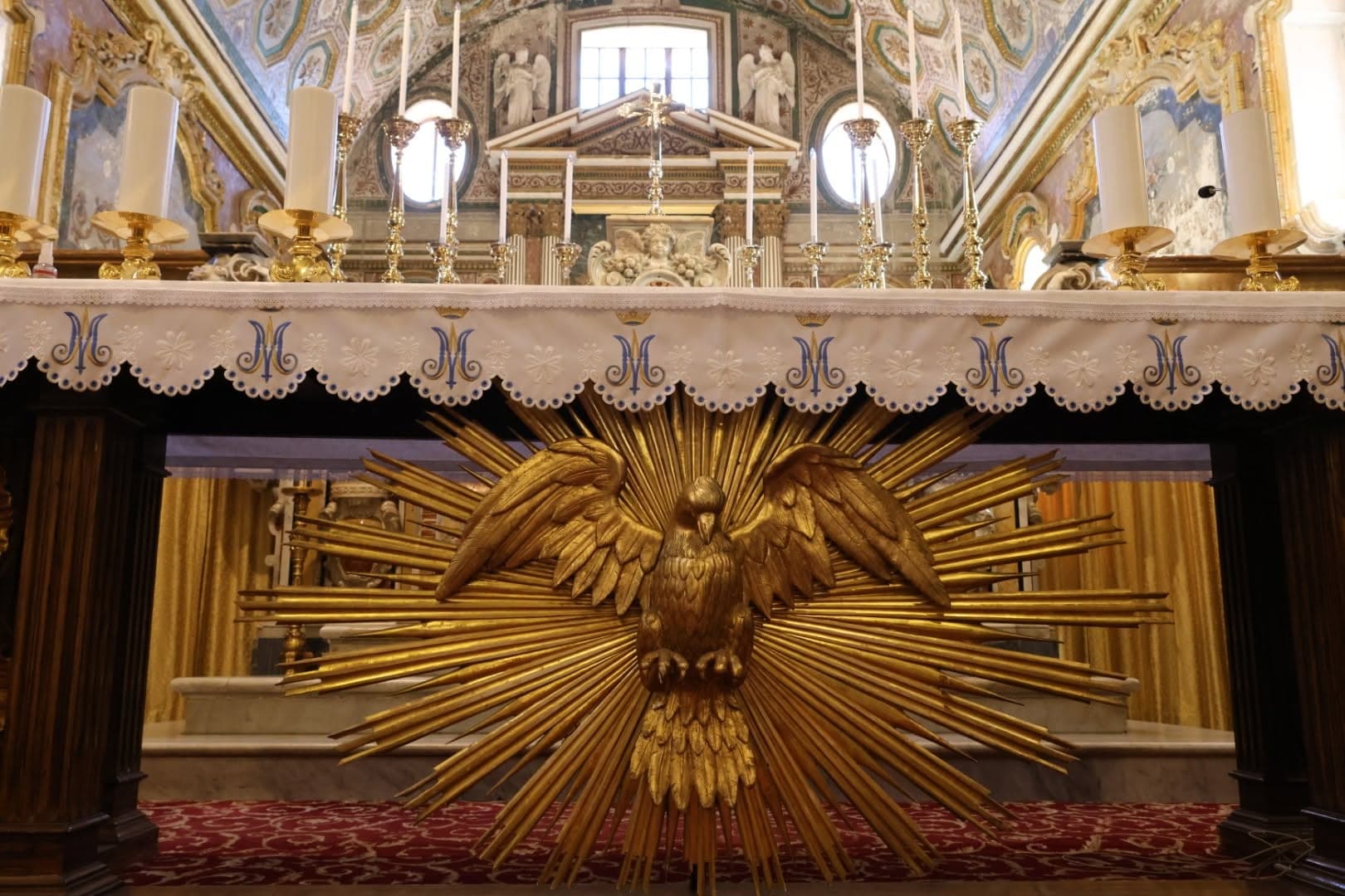 La colomba dorata con raggiera sotto la mensa dell'altare maggiore