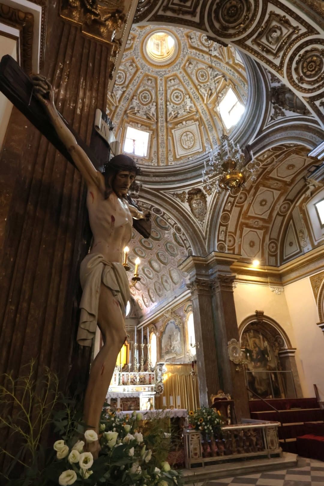La scultura del Cristo in Croce, con la cupola sullo sfondo