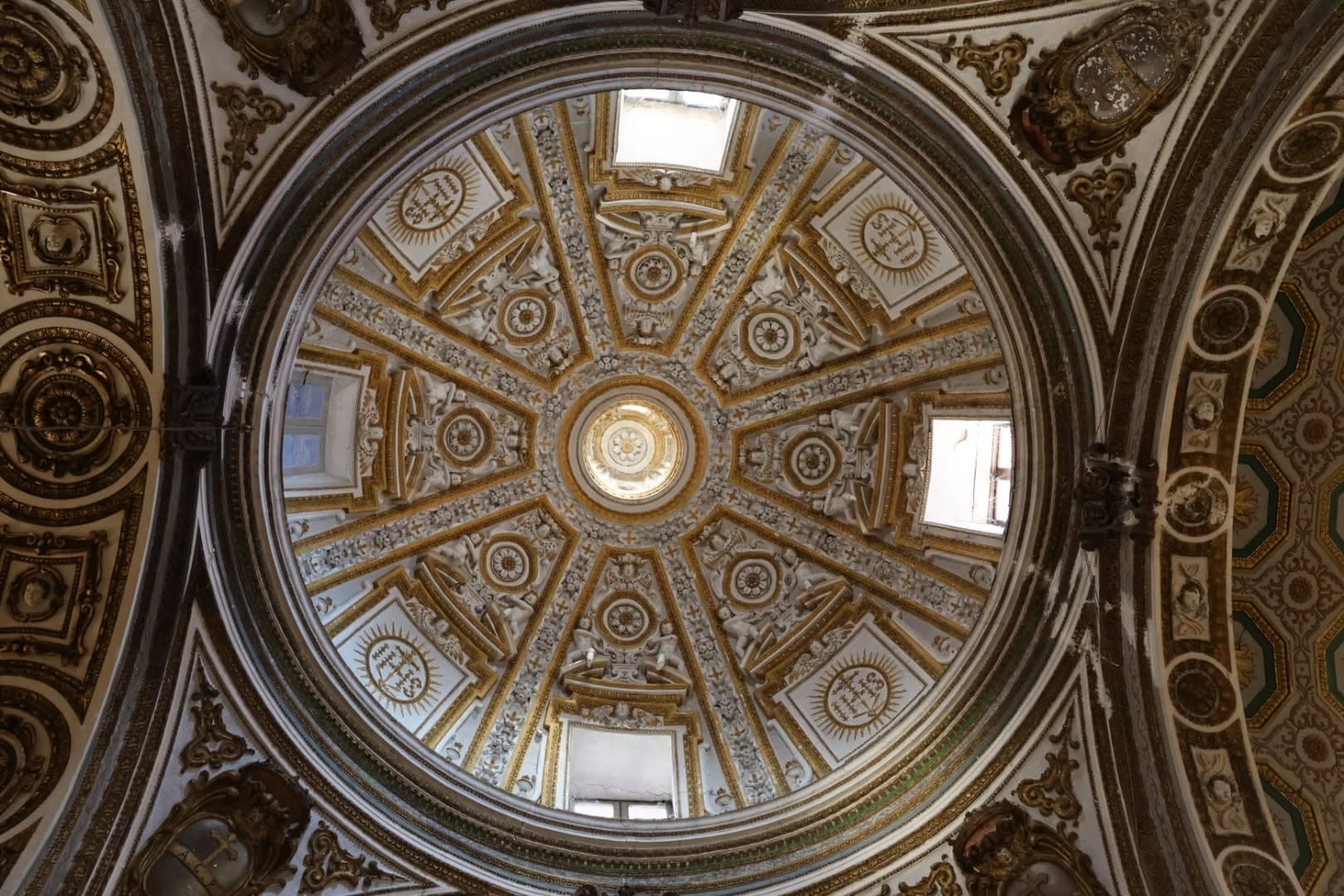 L'interno della cupola, con le decorazioni a stucco e i finestroni