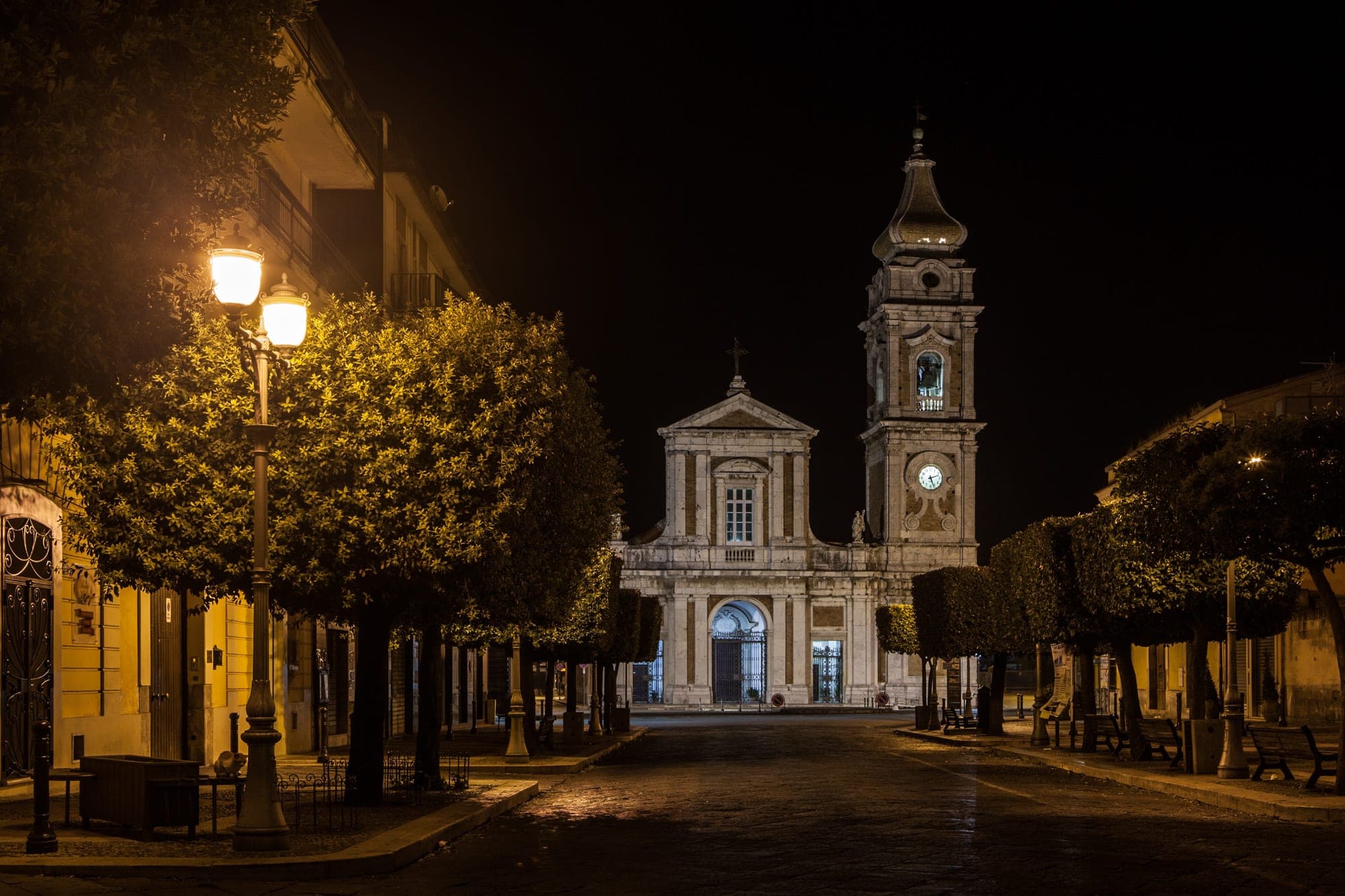 Chiesa dell'Annunziata illuminata di sera