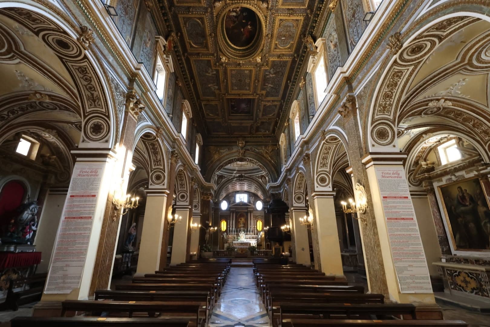 La navata centrale verso l'altare maggiore, sotto il soffitto ligneo a cassettoni