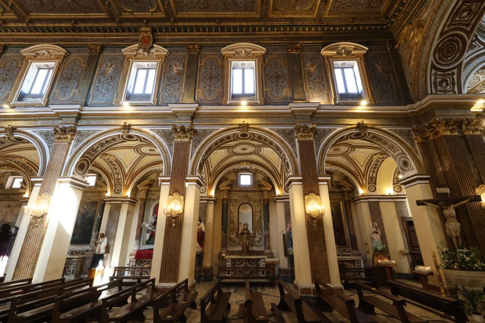 Gli archi su pilastri tra la navata centrale e una navata laterale, con le cappelle e i loro altari
