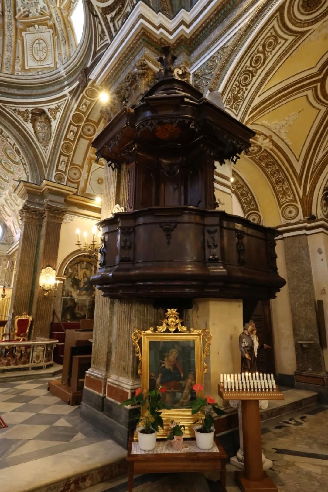 Il pulpito in legno intagliato, realizzato nel 1748 da Lorenzo Montella