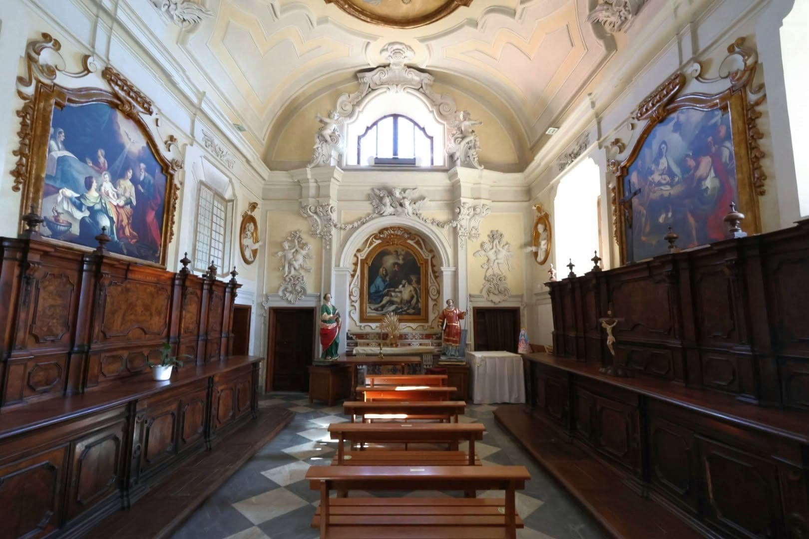 La sagrestia settecentesca, con gli armadi lignei e, sull'altare, il Compianto sul Cristo Morto di Francesco De Mura