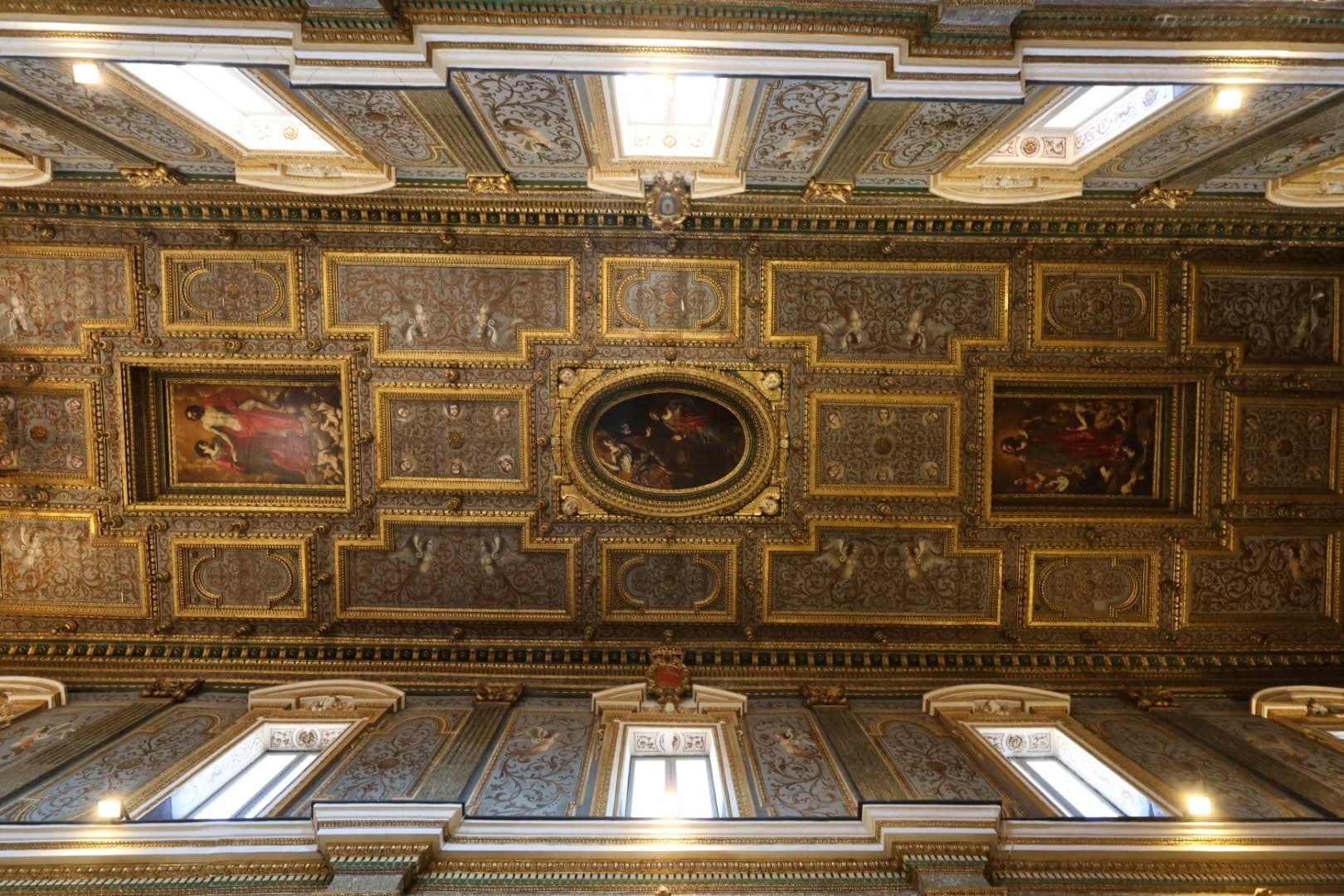 Il soffitto ligneo a cassettoni dorati della navata centrale, con le tele dipinte