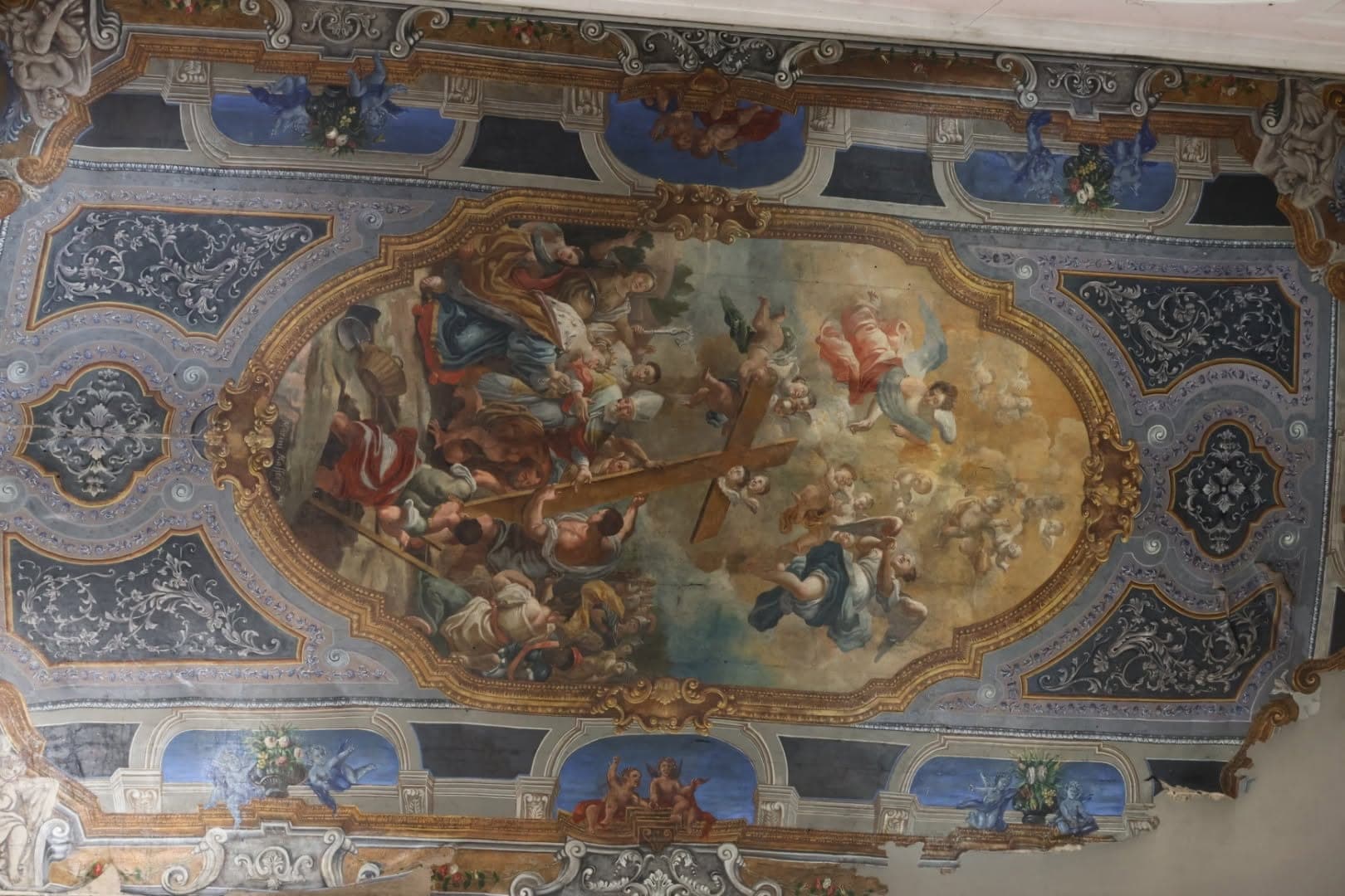 La tela del 1601 di Marco Maffei con il ritrovamento della Santa Croce, nella cornice decorata del soffitto