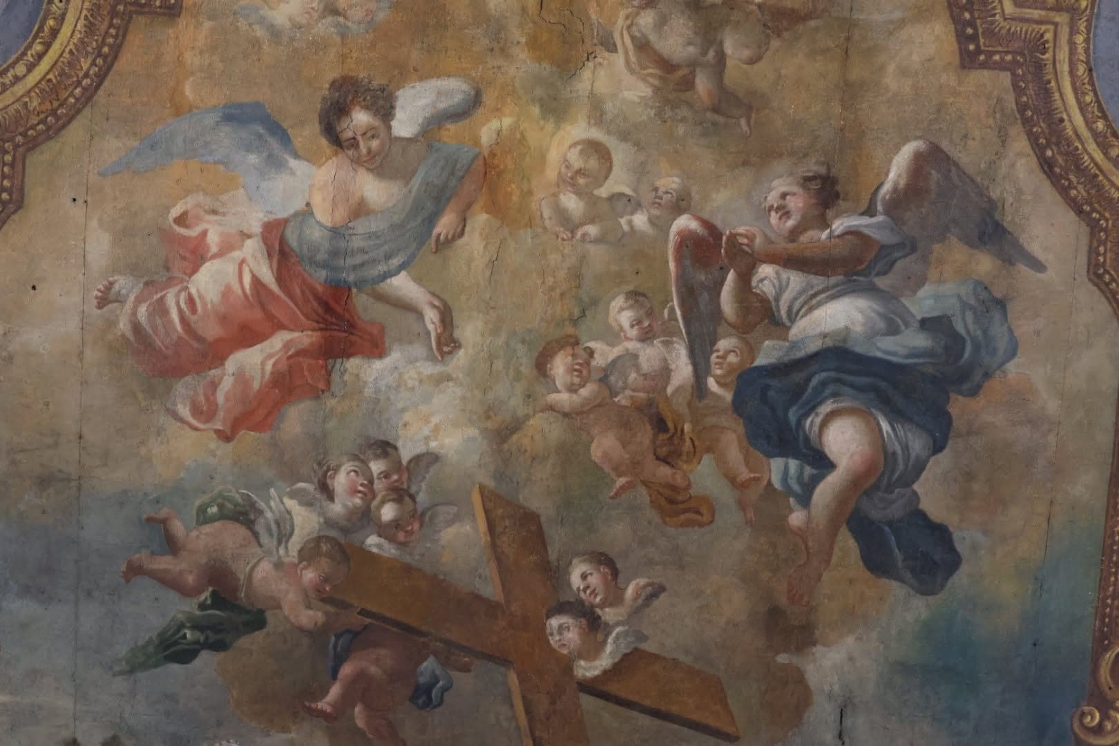 Dettaglio della tela del soffitto: angeli in volo che reggono la Croce
