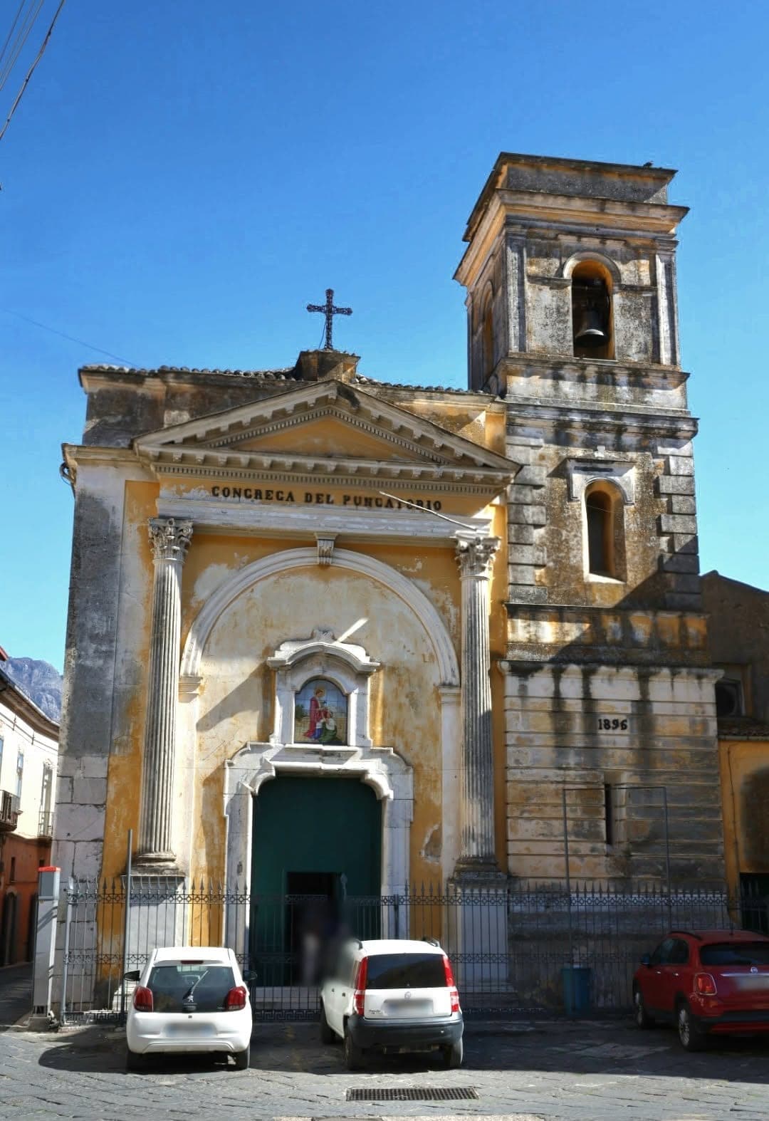 La facciata e il campanile della Chiesa di San Carlo Borromeo, sull'omonima piazza