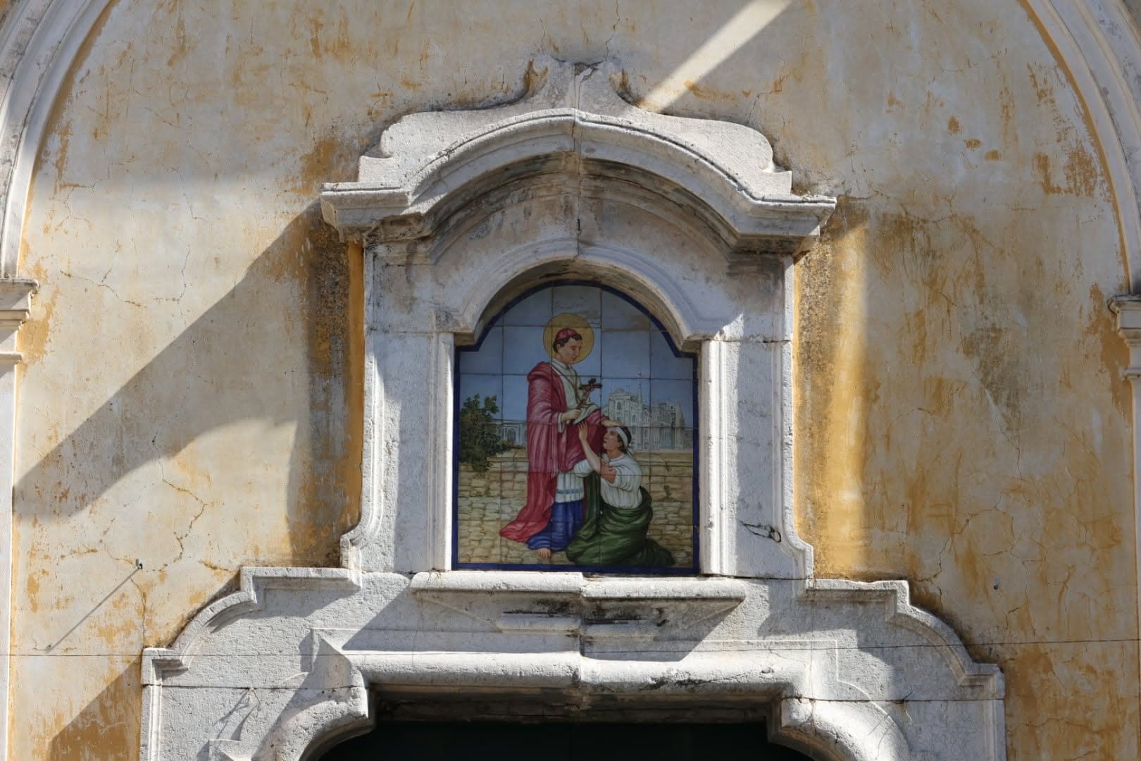 La nicchia sopra il portale d'ingresso con la raffigurazione di San Carlo Borromeo
