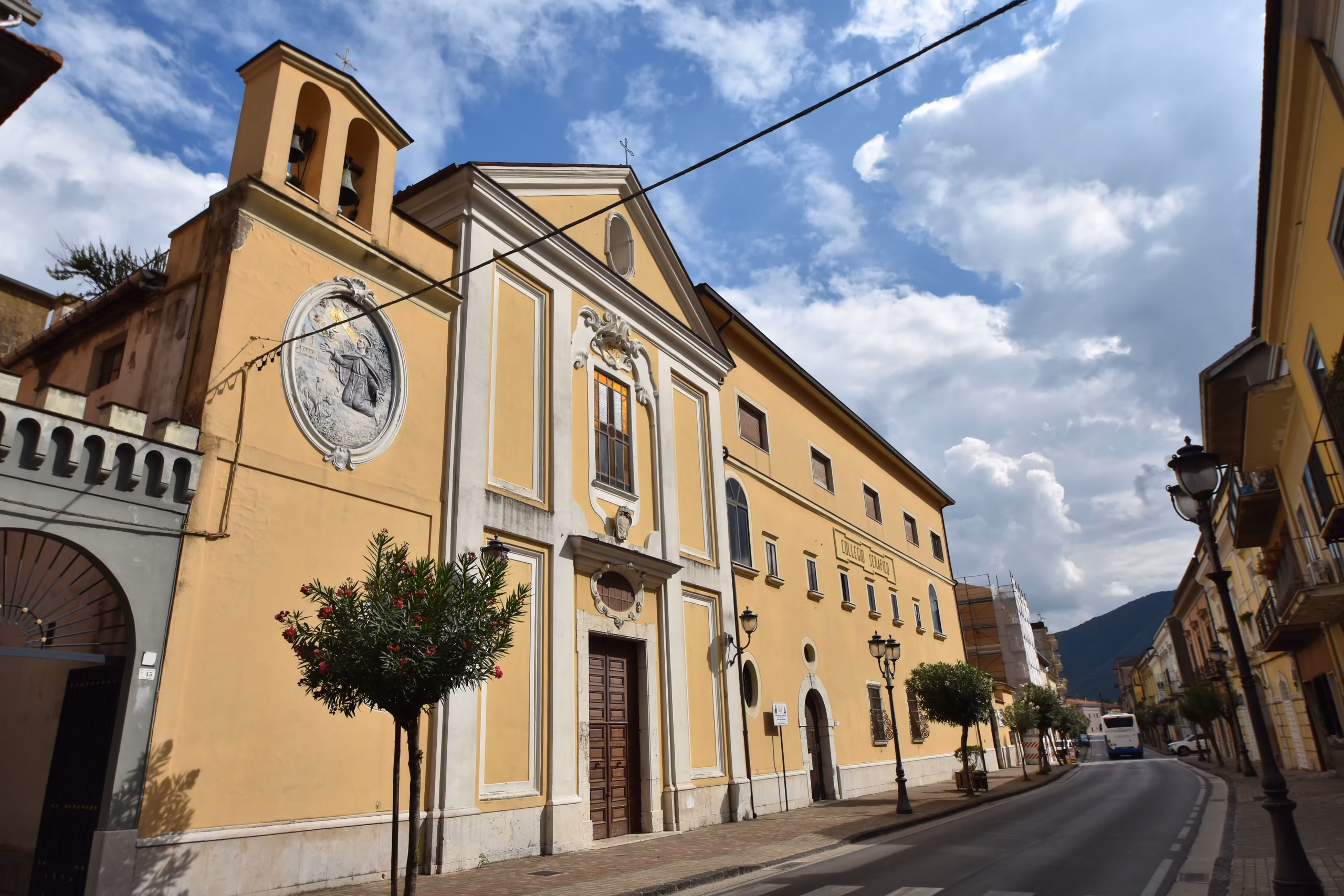 Facciata del Convento di San Pasquale lungo Corso Caudino
