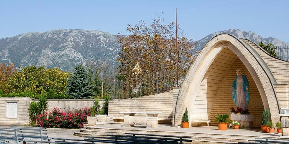 L'Oasi di Pace nel giardino del Convento, con le montagne sullo sfondo