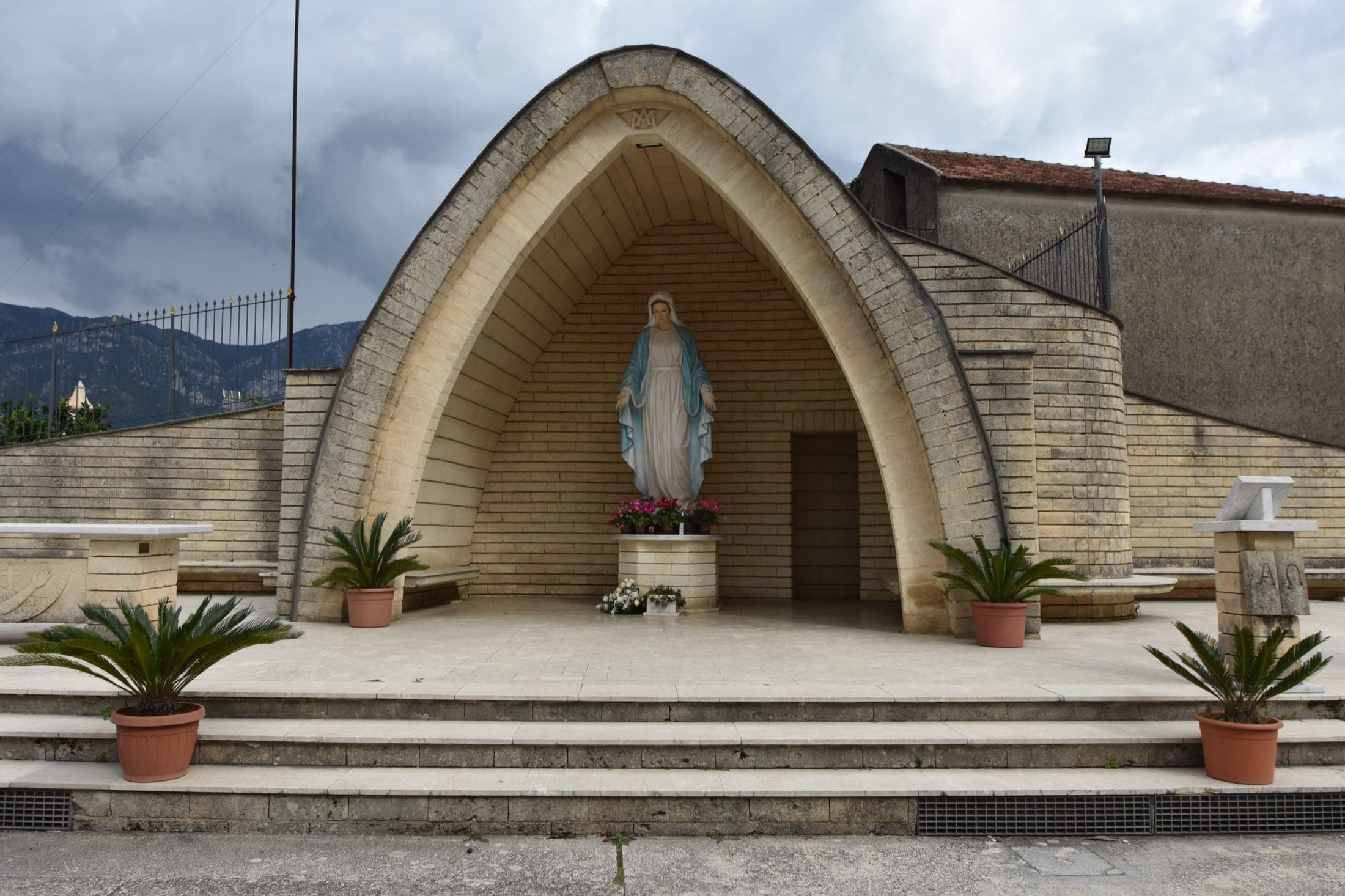 La statua della Madonna nell'Oasi di Pace