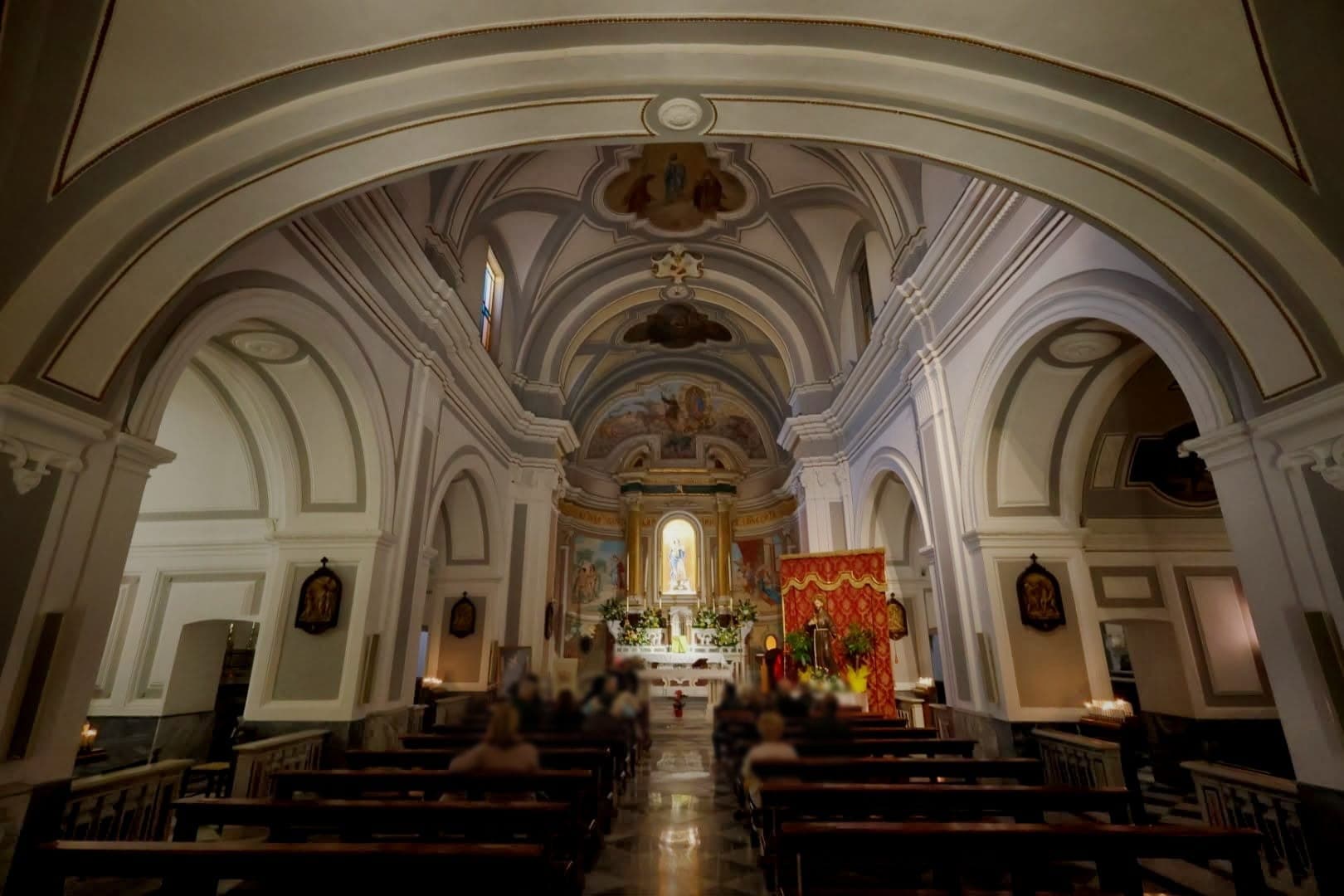 La navata unica della chiesa di San Pasquale, con la volta a botte e l'altare maggiore sullo sfondo