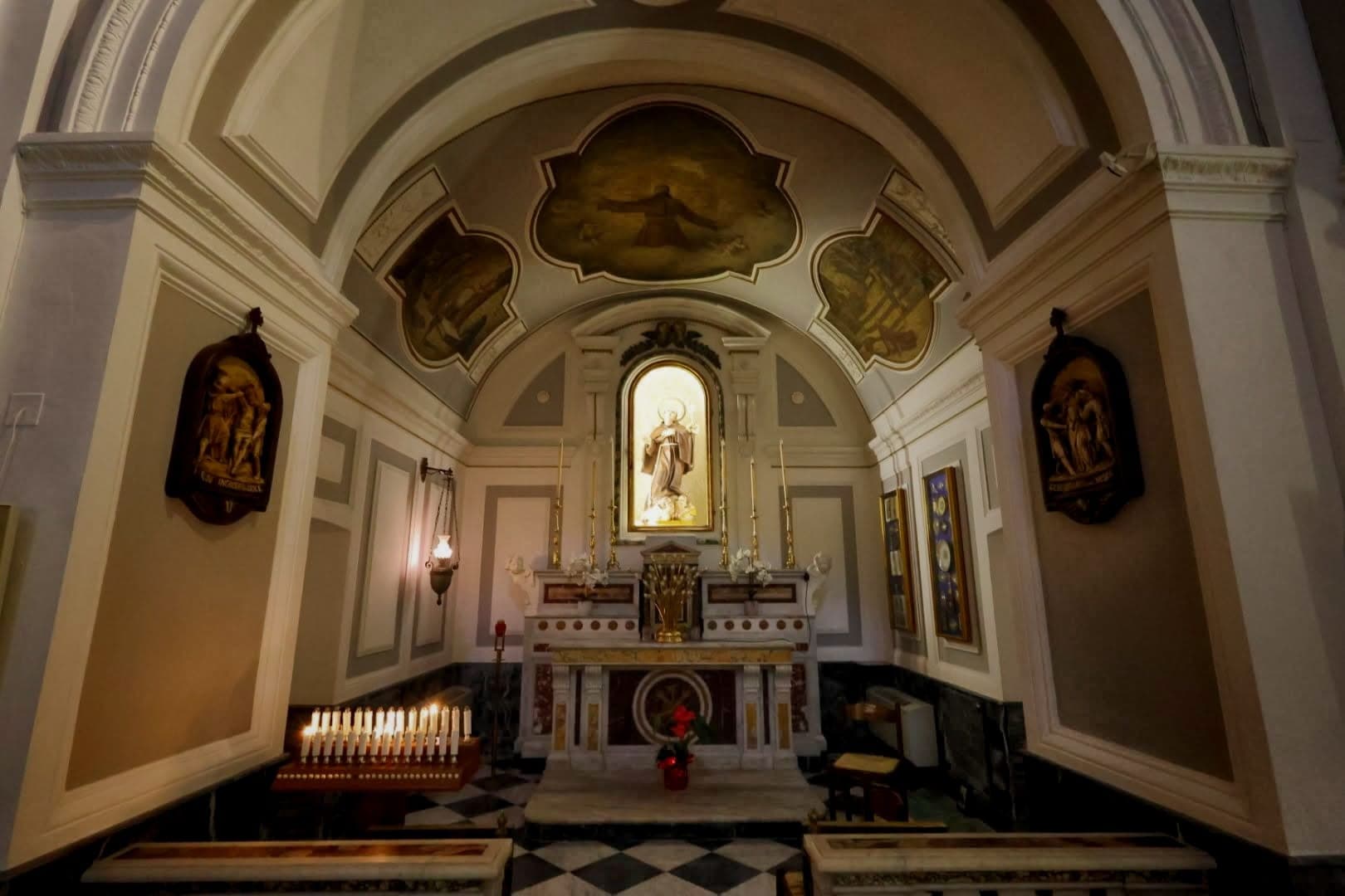 Una delle cappelle laterali della chiesa di San Pasquale, con altare in marmo e decorazioni a stucco