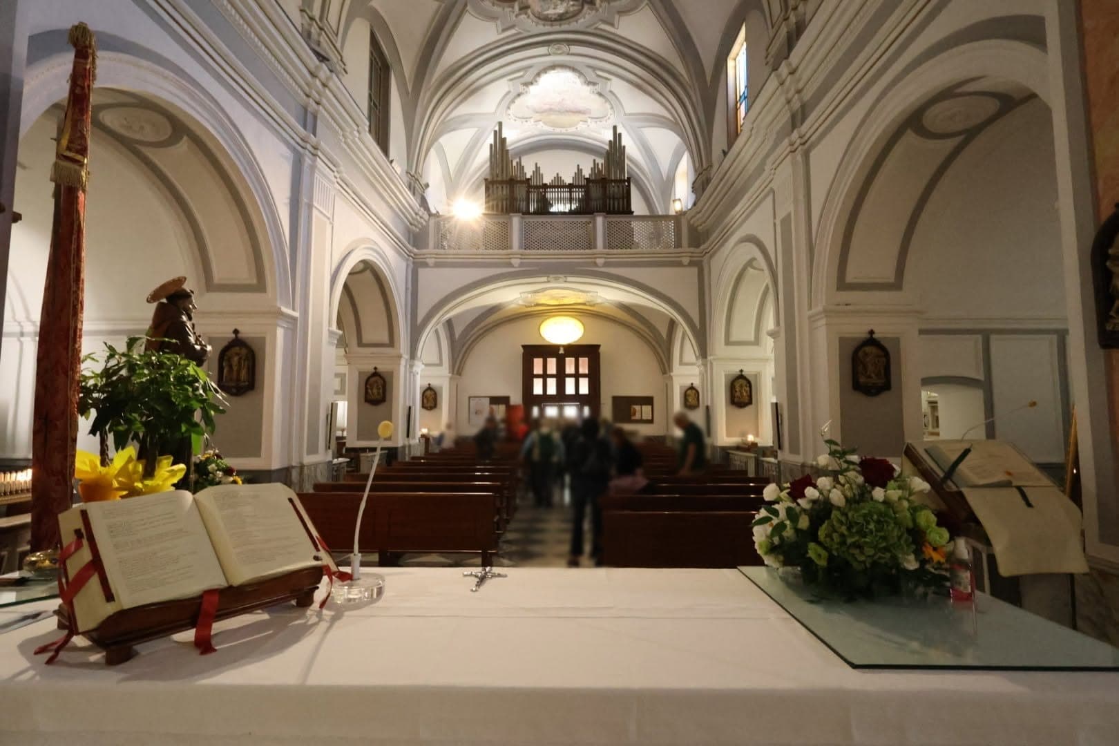 La navata della chiesa di San Pasquale vista dal presbiterio verso l'ingresso