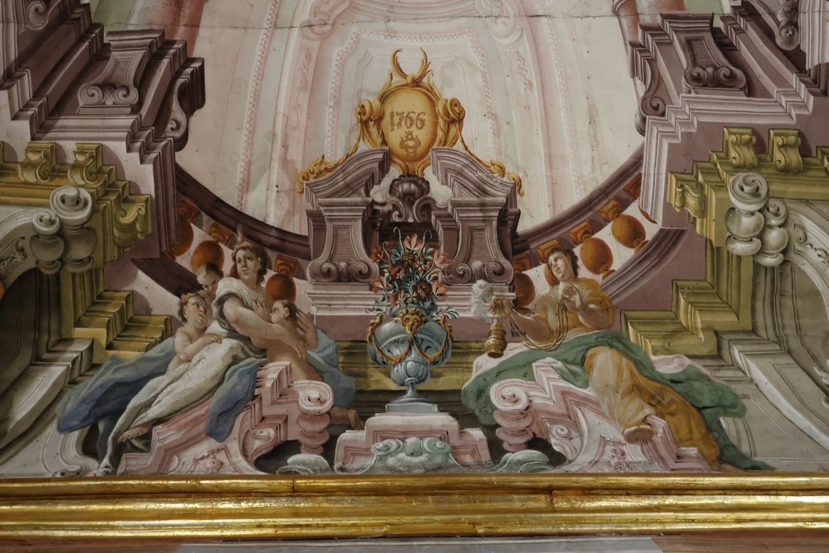 Architetture dipinte in prospettiva con figure allegoriche e un cartiglio con la data 1766