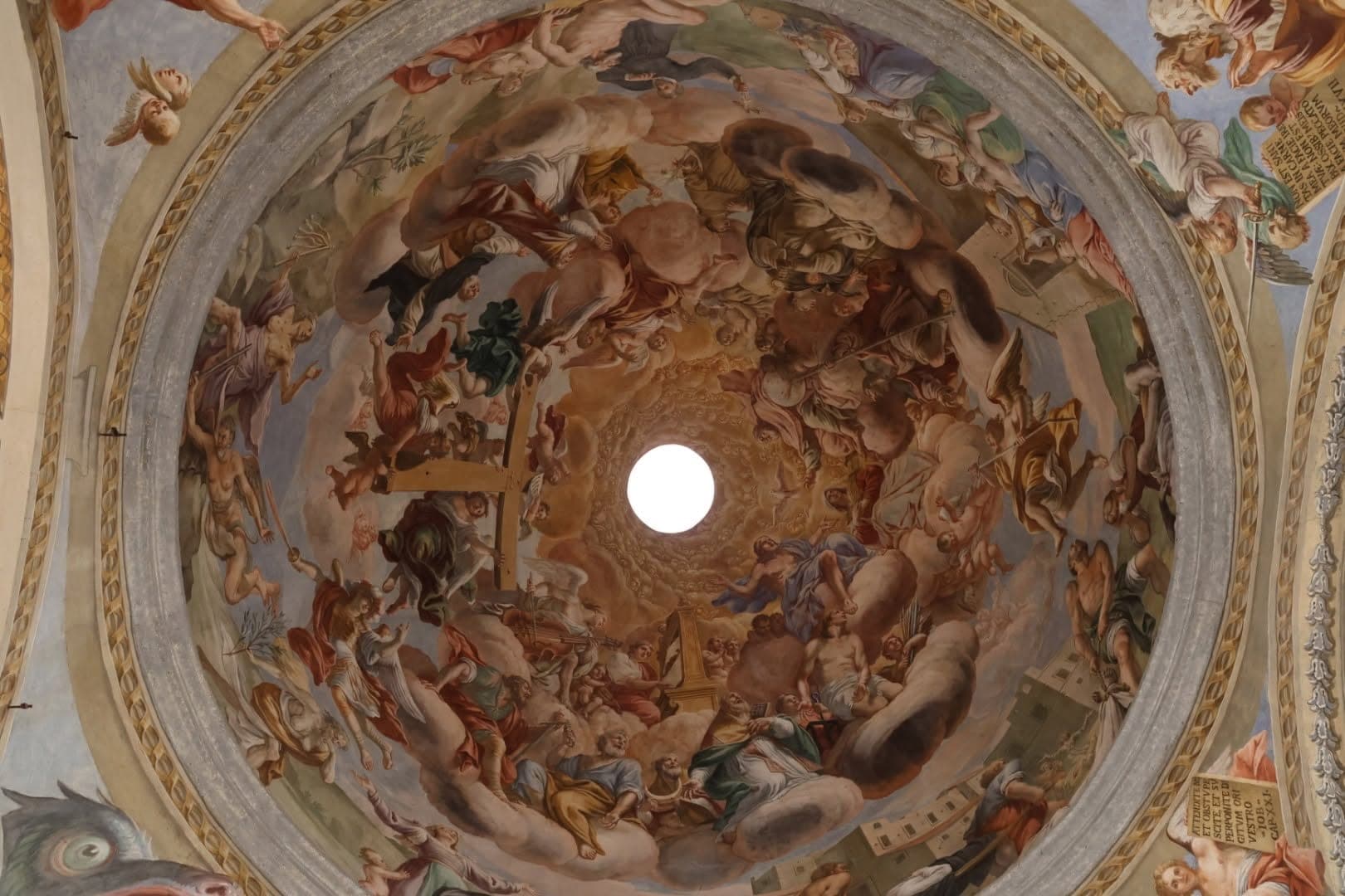 La cupola affrescata, con una moltitudine di figure in gloria attorno alla Croce