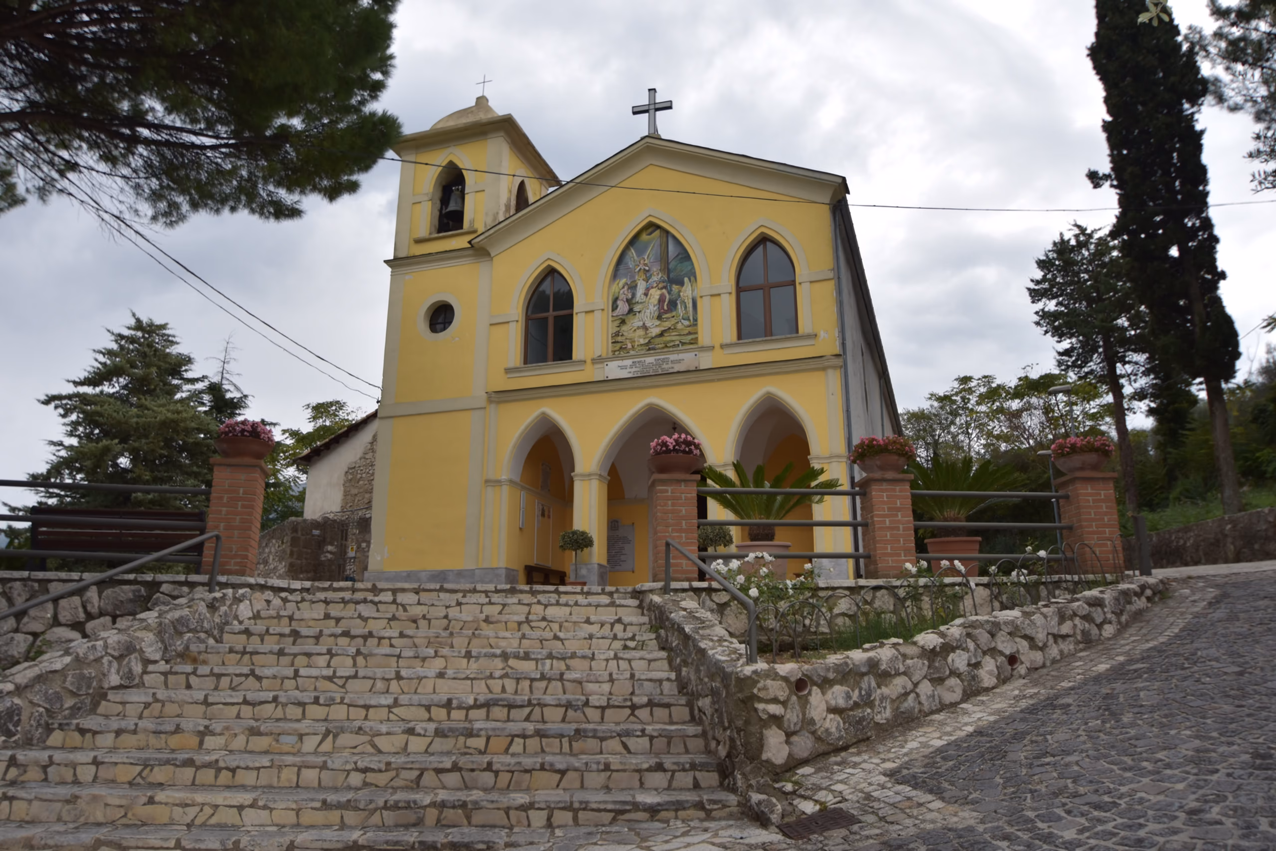 Facciata del Santuario di Maria SS. Addolorata sulla collina di Monteoliveto