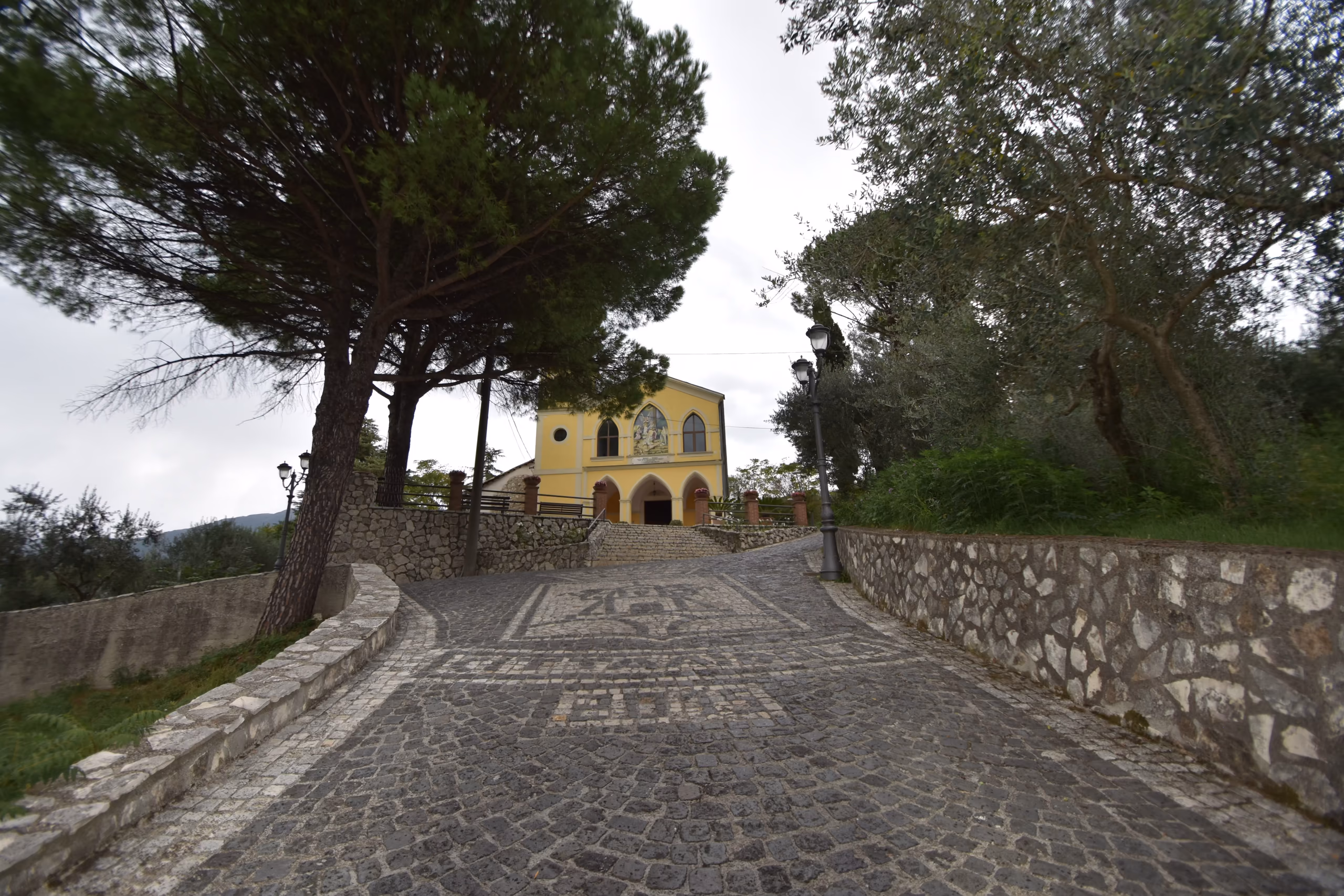 Il viale acciottolato che sale al Santuario di Maria SS. Addolorata