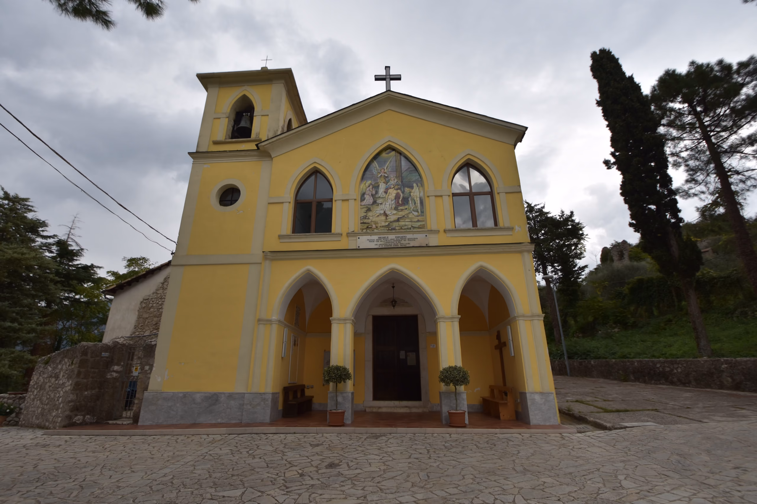 Facciata del Santuario di Maria SS. Addolorata vista di lato