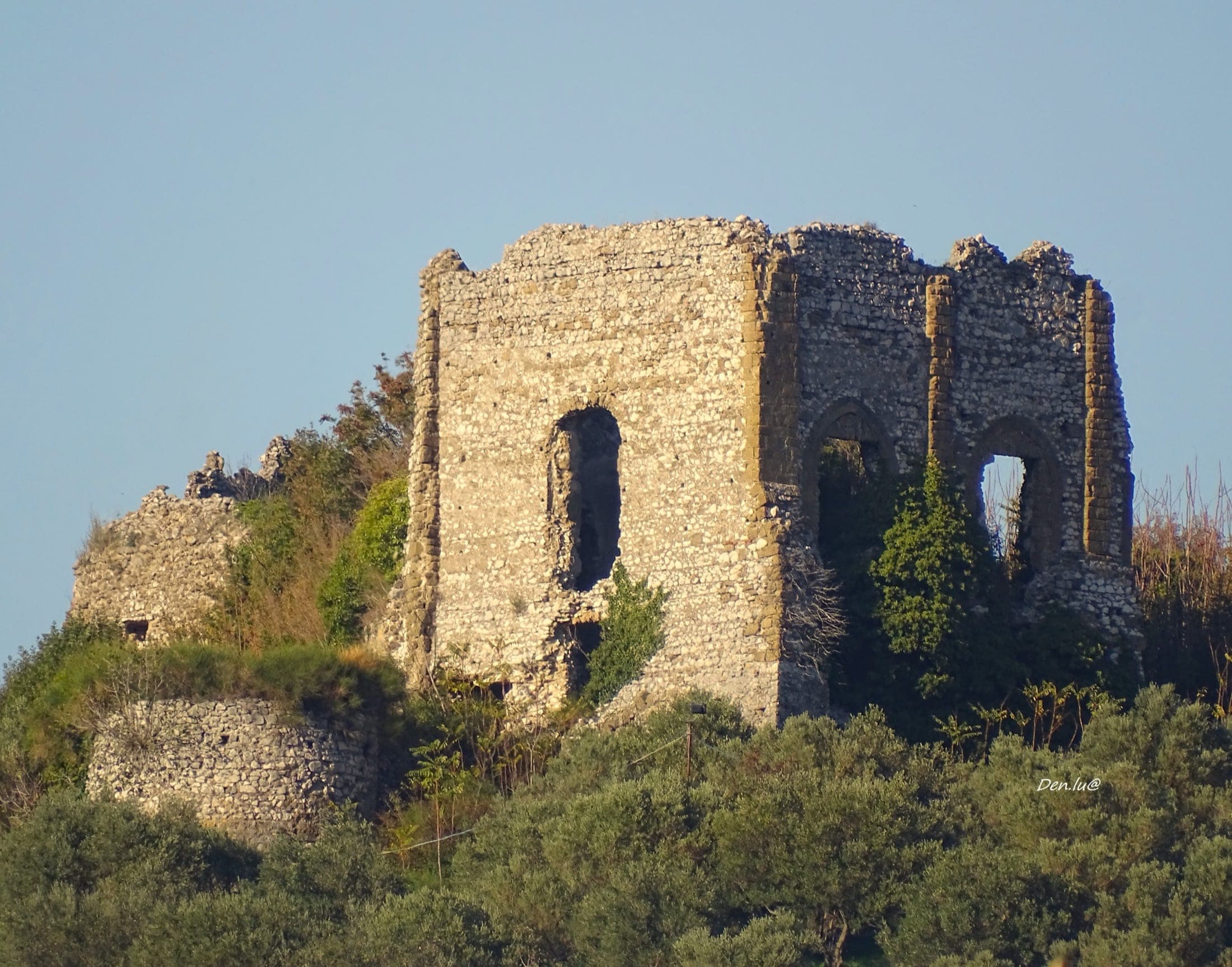 I ruderi del Castello di Airola in controluce