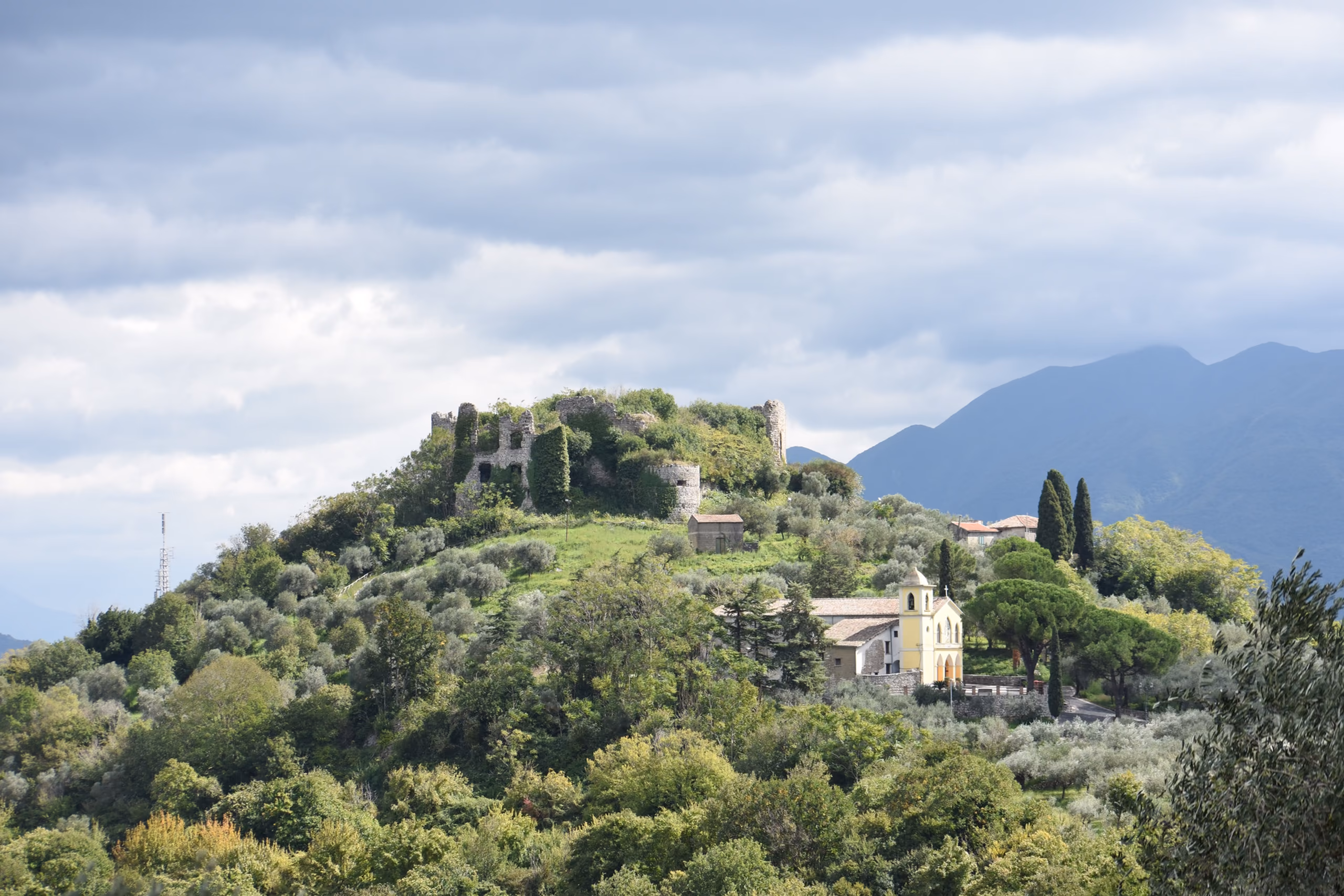 I ruderi del Castello di Airola sulla collina di Monteoliveto