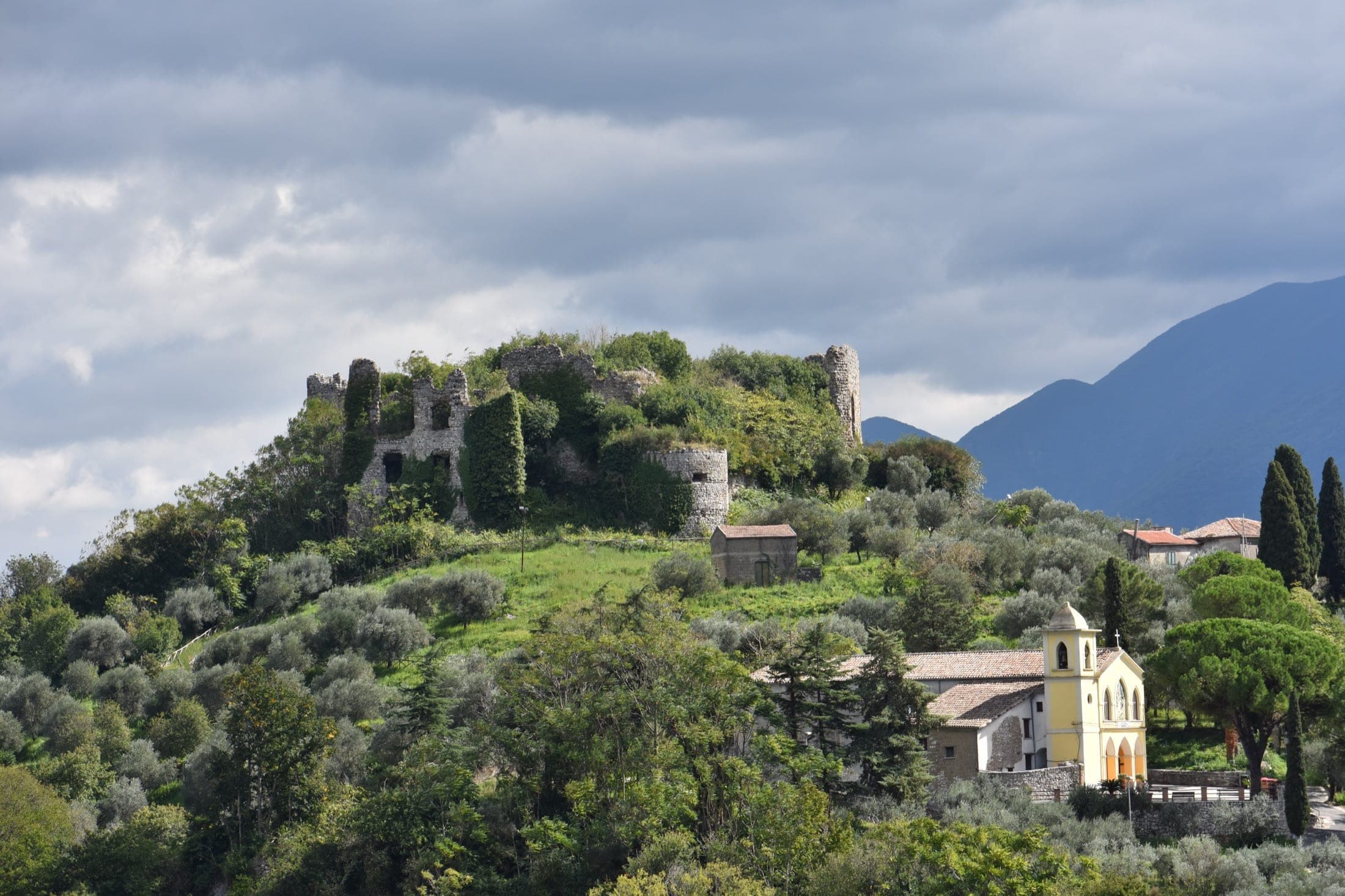 Vista panoramica dei ruderi del Castello di Airola sulla collina di Monteoliveto