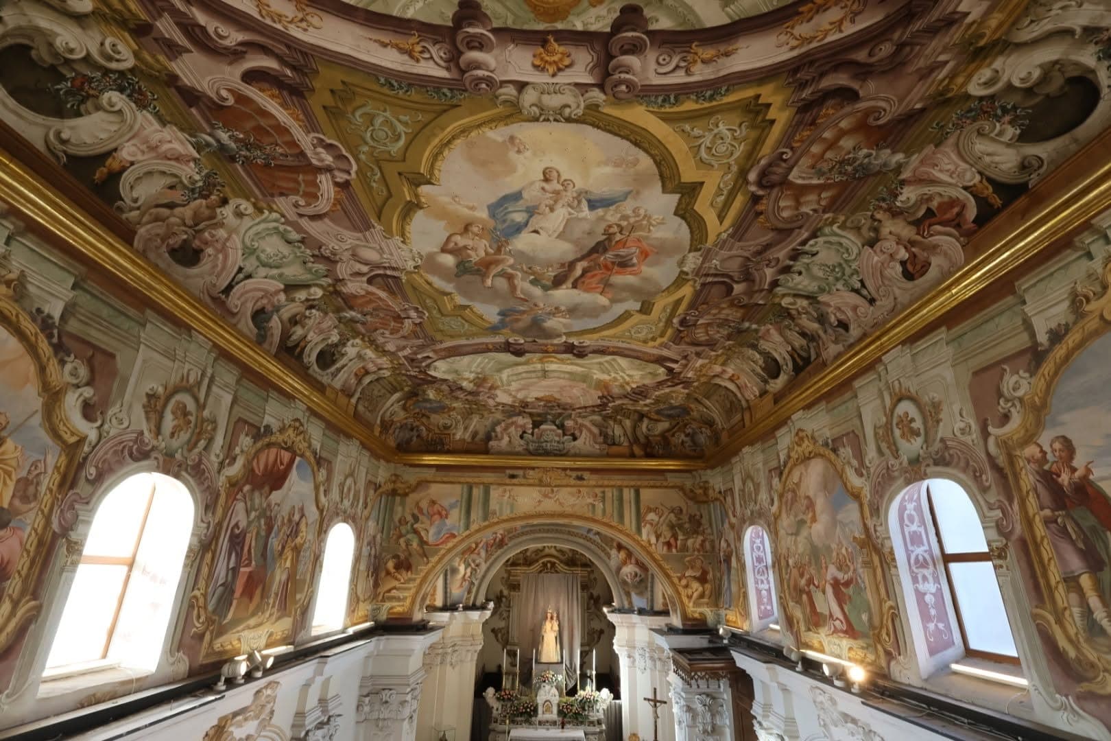 L'interno della Chiesa di San Sebastiano a Moiano, con le pareti e la volta interamente affrescate